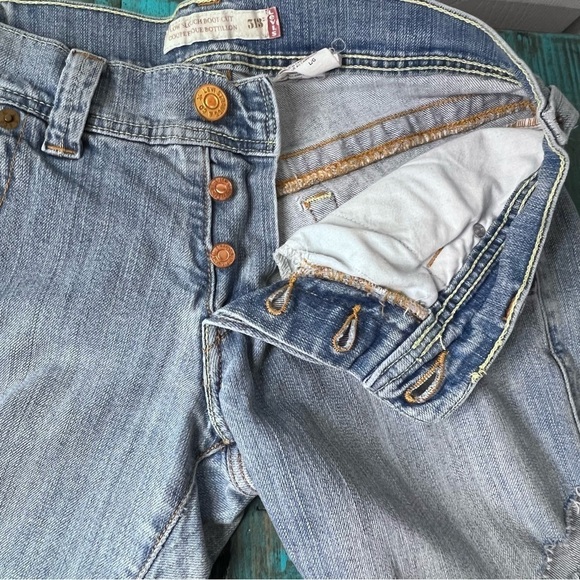 LEVI’S Cut off Denim Jean Shorts - Picture 4 of 9